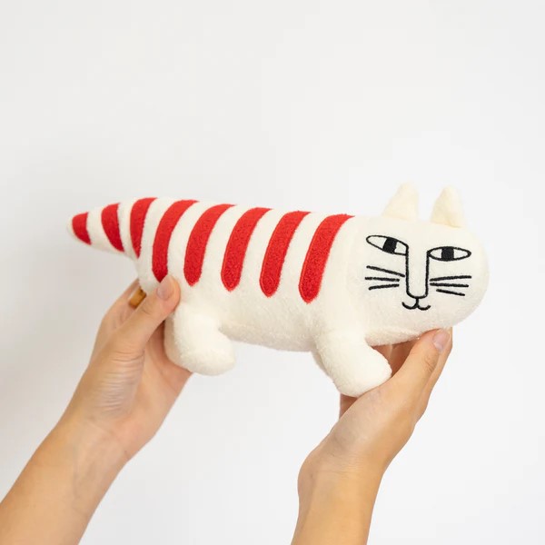 リサ・ラーソンぬいぐるみ抱きしめられるマイキー06