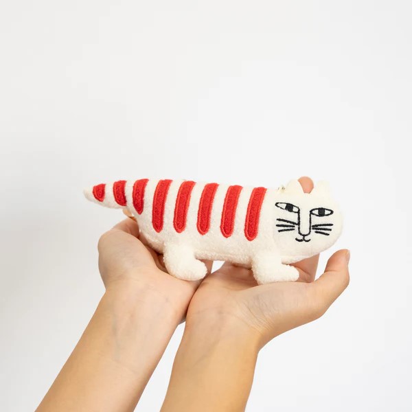 リサ・ラーソンぬいぐるみ抱きしめられるマイキー07