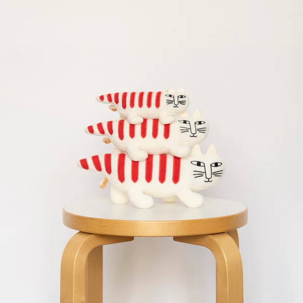 リサ・ラーソンぬいぐるみ抱きしめられるマイキー05